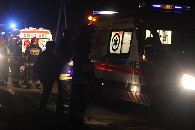 Czołowe zderzenie. Dwie osoby w szpitalu - zdjęcia
