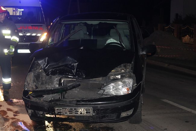 Czołowe zderzenie. Dwie osoby w szpitalu - zdjęcia