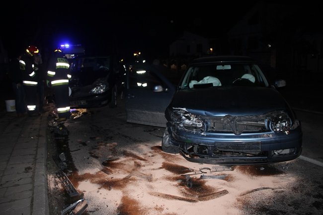 Czołowe zderzenie. Dwie osoby w szpitalu - zdjęcia