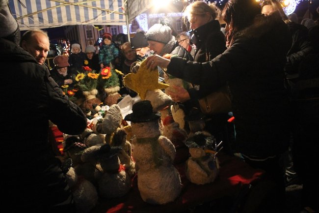 Świąteczny klimat na rynku - zdjęcia