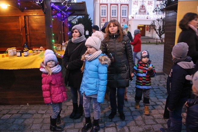 Świąteczny klimat na rynku - zdjęcia