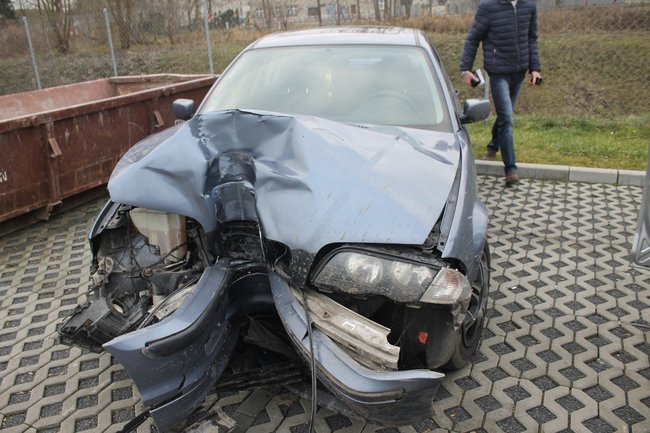 BMW prosto w słup - zdjęcia