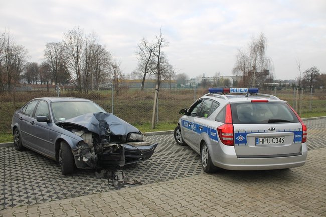 BMW prosto w słup - zdjęcia