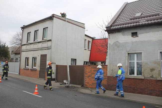 BMW prosto w słup - zdjęcia
