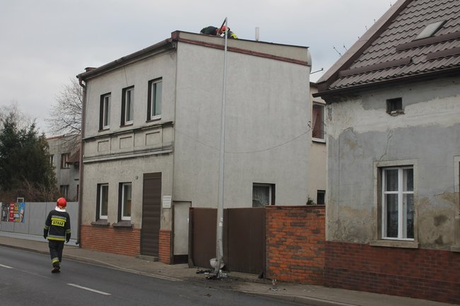 BMW prosto w słup - zdjęcia