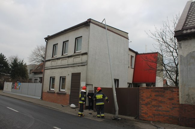 BMW prosto w słup - zdjęcia