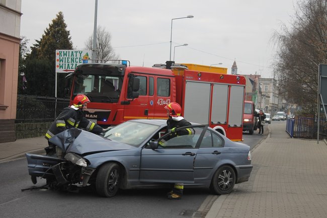 BMW prosto w słup - zdjęcia