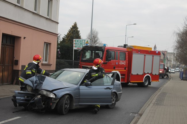 BMW prosto w słup - zdjęcia
