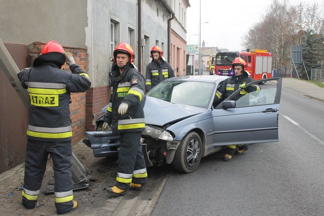 BMW prosto w słup - zdjęcia