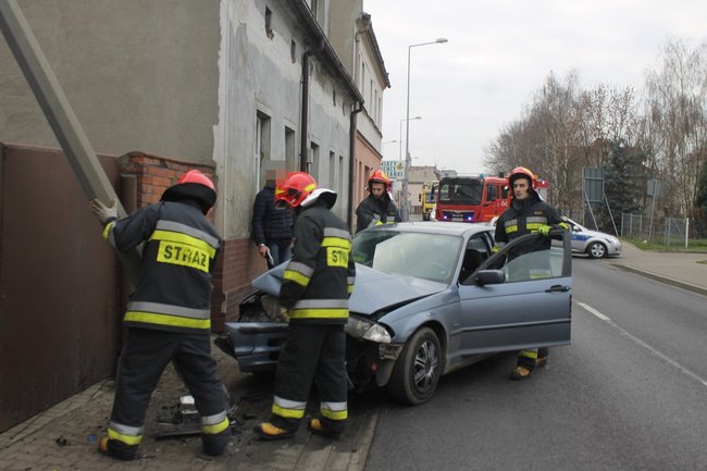 BMW prosto w słup - zdjęcia