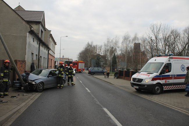 BMW prosto w słup - zdjęcia