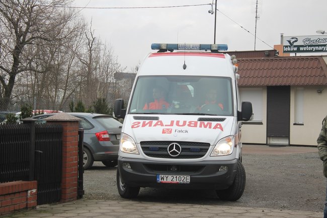 BMW prosto w słup - zdjęcia