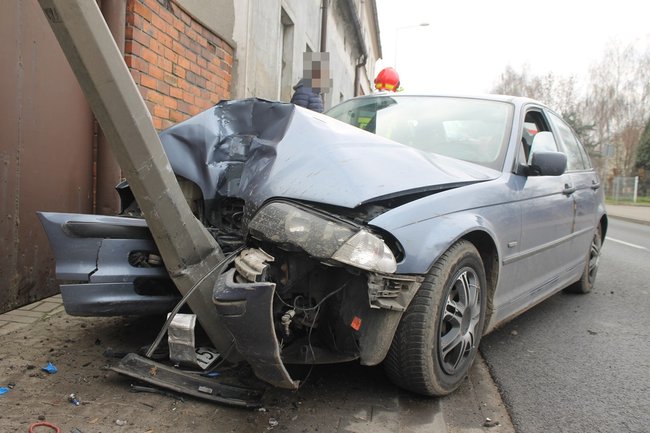 BMW prosto w słup - zdjęcia