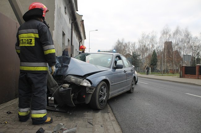 BMW prosto w słup - zdjęcia