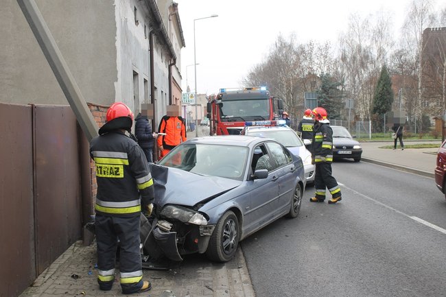BMW prosto w słup - zdjęcia