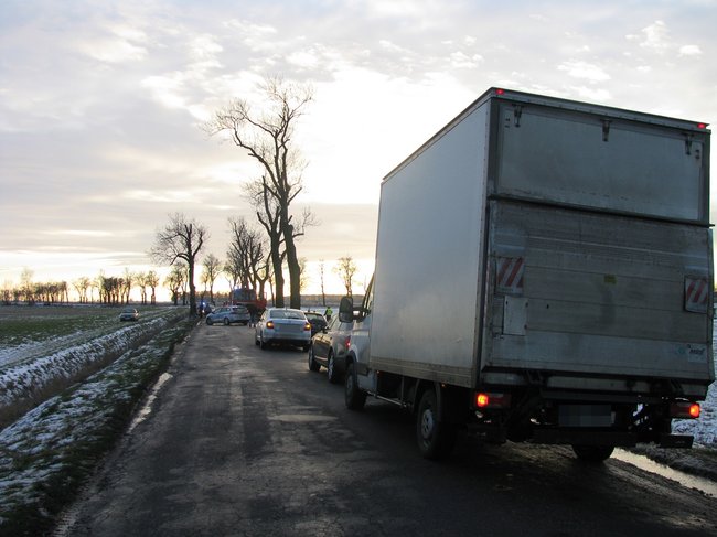 Kombi roztrzaskane na drzewie - zdjęcia