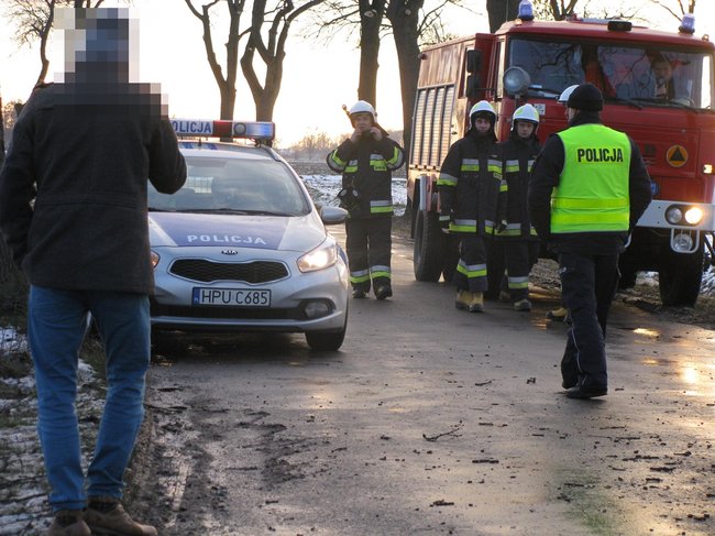 Kombi roztrzaskane na drzewie - zdjęcia
