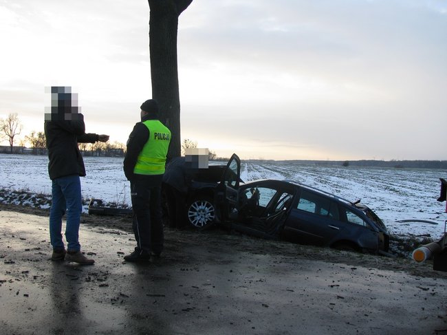 Kombi roztrzaskane na drzewie - zdjęcia