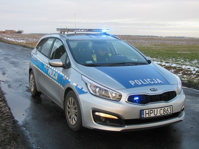 Kombi roztrzaskane na drzewie - zdjęcia