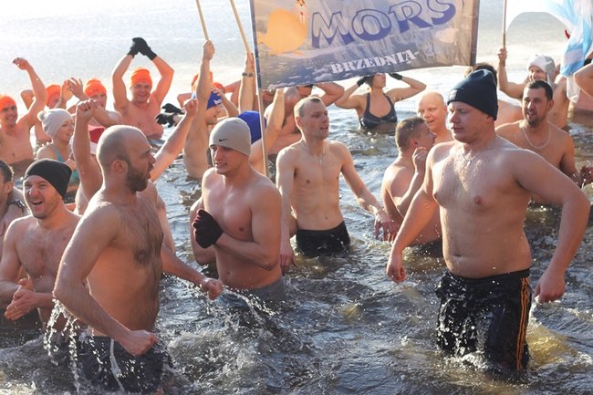 Zbierali datki w lodowatej wodzie - zdjęcia