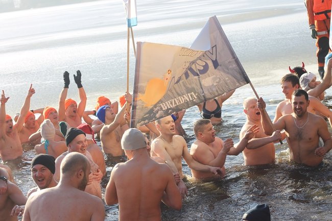 Zbierali datki w lodowatej wodzie - zdjęcia