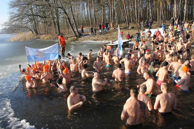 Zbierali datki w lodowatej wodzie - zdjęcia