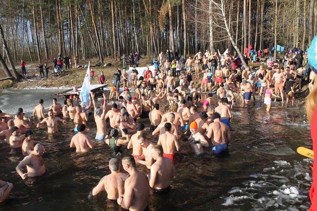 Zbierali datki w lodowatej wodzie - zdjęcia