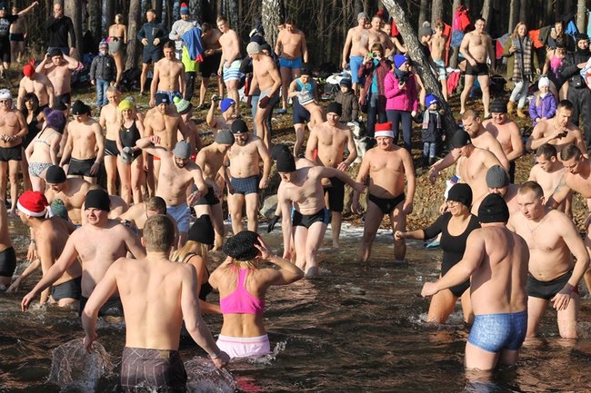 Zbierali datki w lodowatej wodzie - zdjęcia