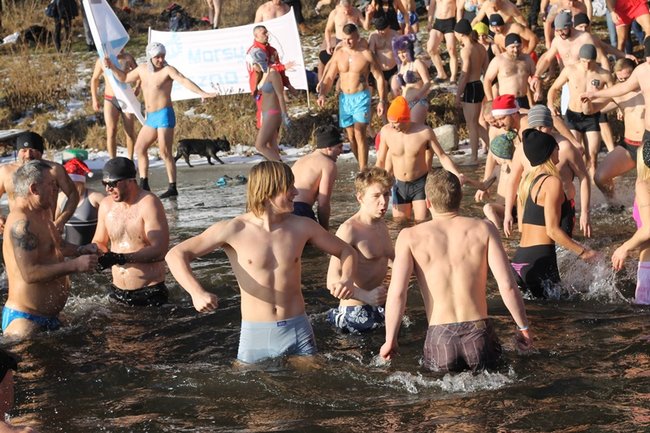 Zbierali datki w lodowatej wodzie - zdjęcia