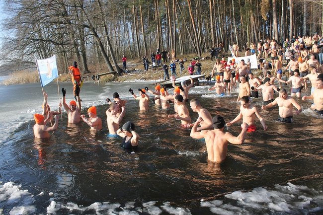 Zbierali datki w lodowatej wodzie - zdjęcia