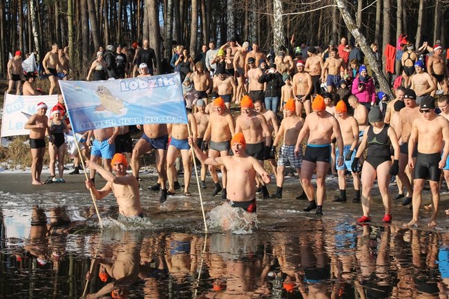 Zbierali datki w lodowatej wodzie - zdjęcia