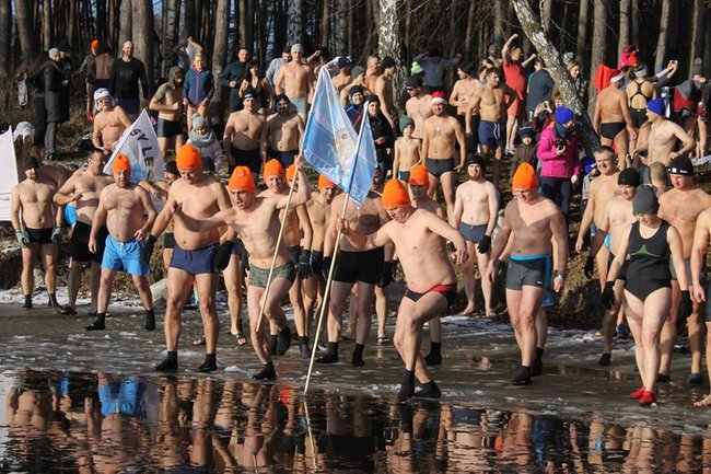 Zbierali datki w lodowatej wodzie - zdjęcia
