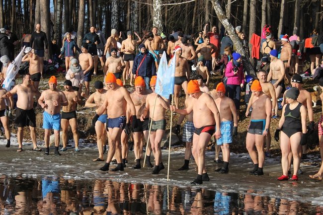 Zbierali datki w lodowatej wodzie - zdjęcia