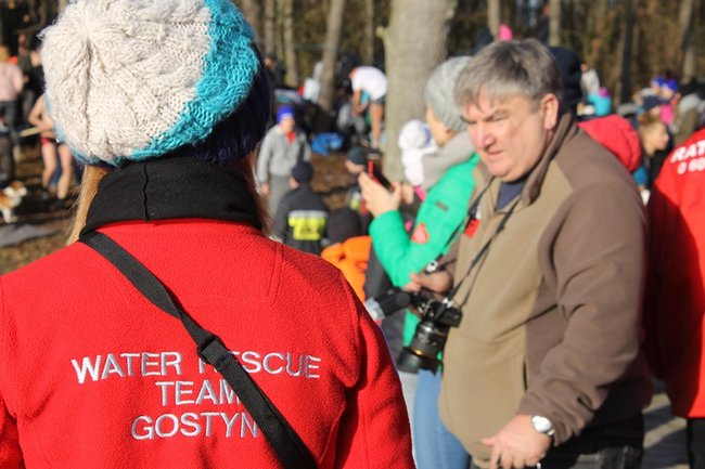 Zbierali datki w lodowatej wodzie - zdjęcia