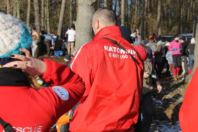 Zbierali datki w lodowatej wodzie - zdjęcia