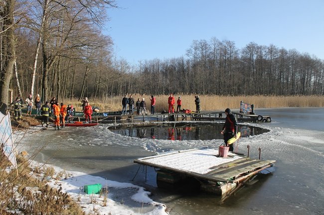 Zbierali datki w lodowatej wodzie - zdjęcia