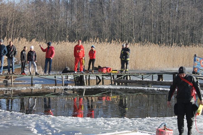 Zbierali datki w lodowatej wodzie - zdjęcia