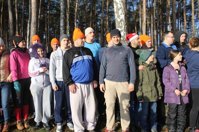 Zbierali datki w lodowatej wodzie - zdjęcia