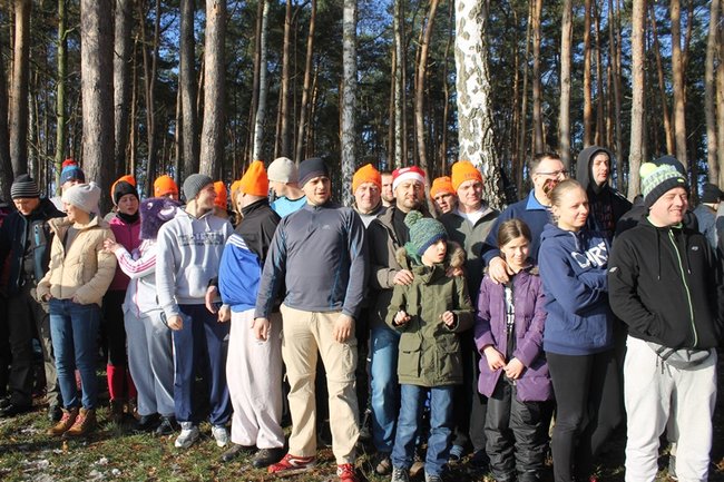 Zbierali datki w lodowatej wodzie - zdjęcia