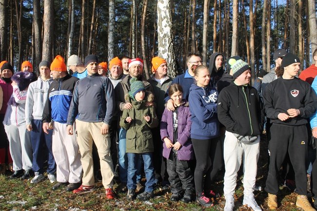 Zbierali datki w lodowatej wodzie - zdjęcia