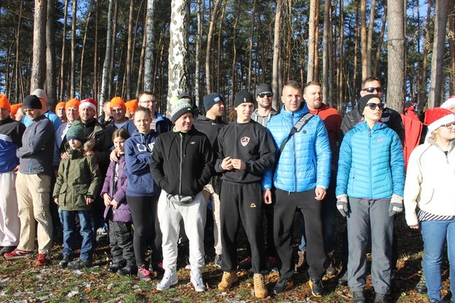 Zbierali datki w lodowatej wodzie - zdjęcia