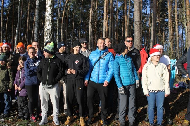 Zbierali datki w lodowatej wodzie - zdjęcia