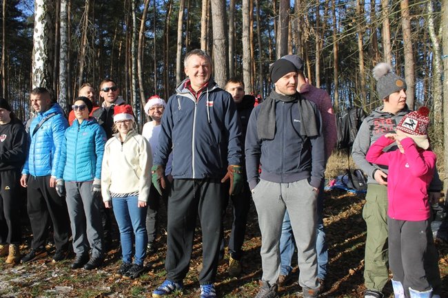 Zbierali datki w lodowatej wodzie - zdjęcia