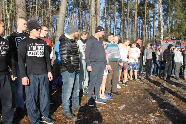 Zbierali datki w lodowatej wodzie - zdjęcia