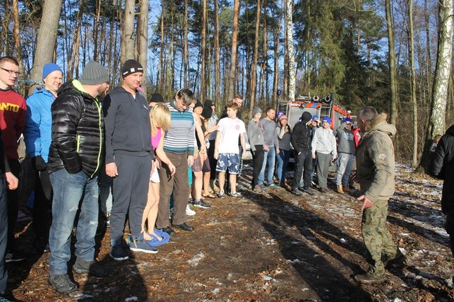 Zbierali datki w lodowatej wodzie - zdjęcia