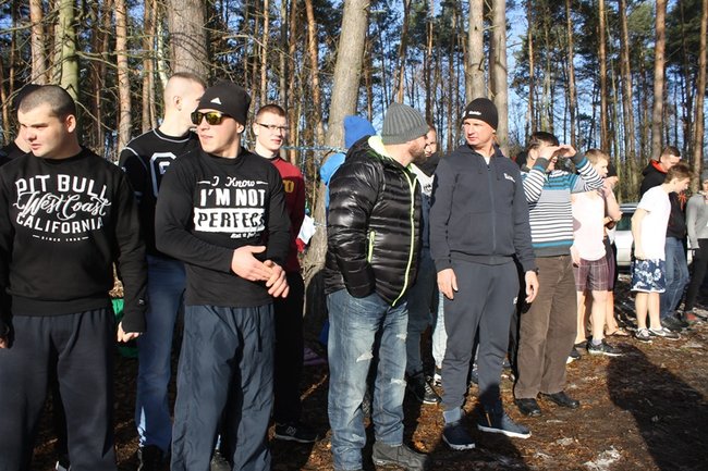 Zbierali datki w lodowatej wodzie - zdjęcia