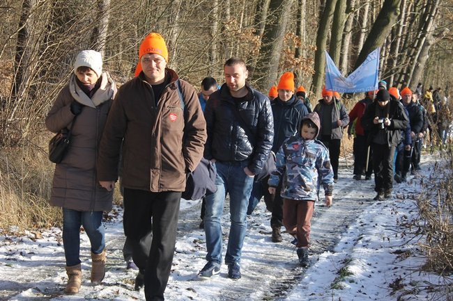 Zbierali datki w lodowatej wodzie - zdjęcia