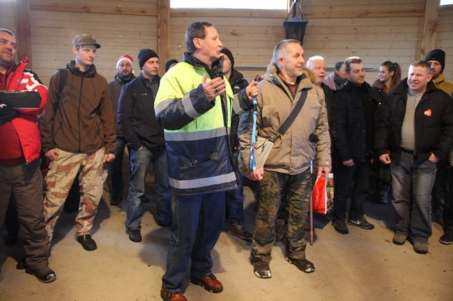 Zbierali datki w lodowatej wodzie - zdjęcia
