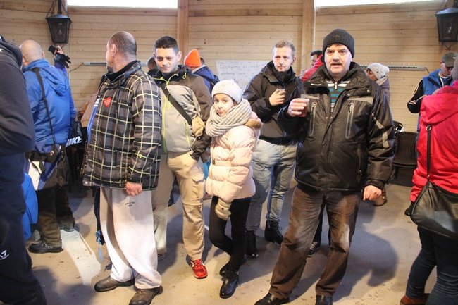 Zbierali datki w lodowatej wodzie - zdjęcia