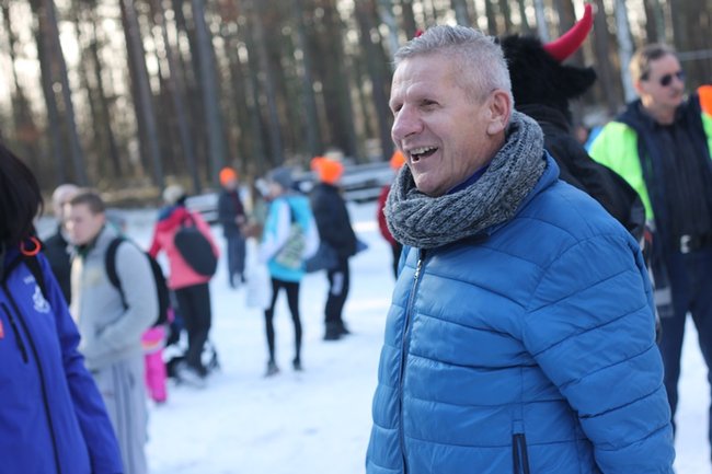 Zbierali datki w lodowatej wodzie - zdjęcia